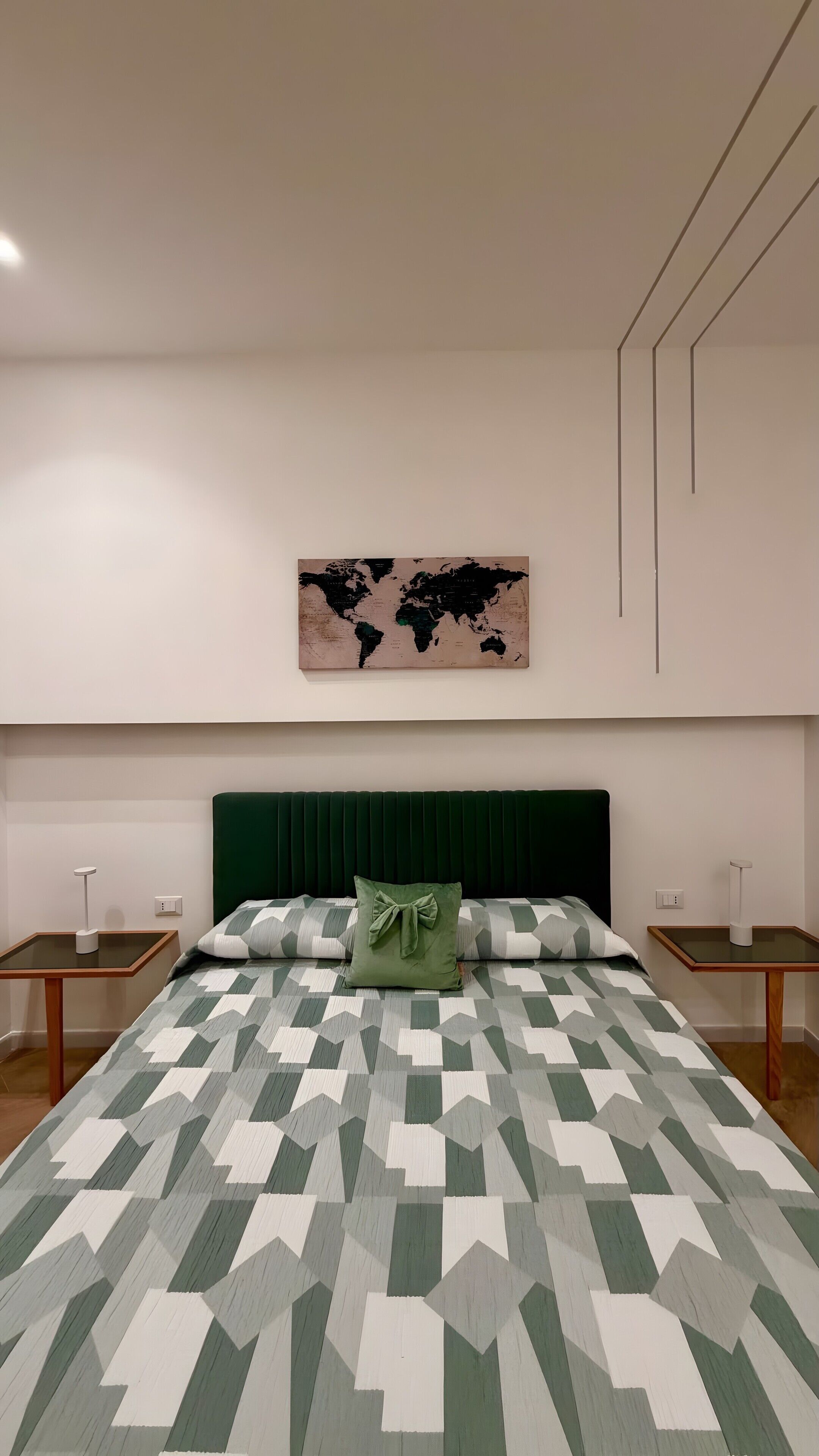 Een strijkplank/strijkijzer, wifi, beddengoed