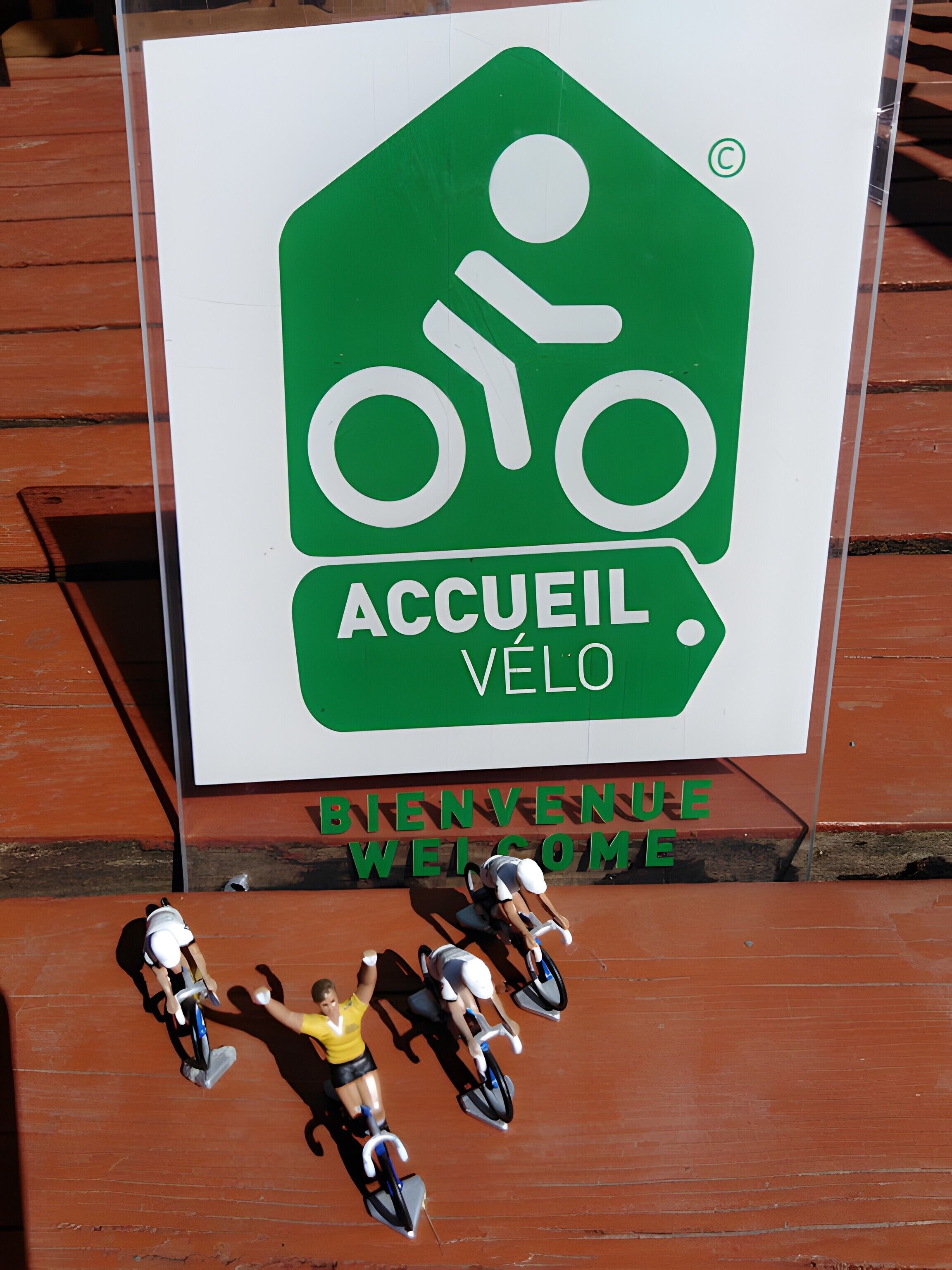 Une pancarte avec un symbole de vélo et les mots « LOCATION DE VÉLOS » indiquant un service de location de vélos.