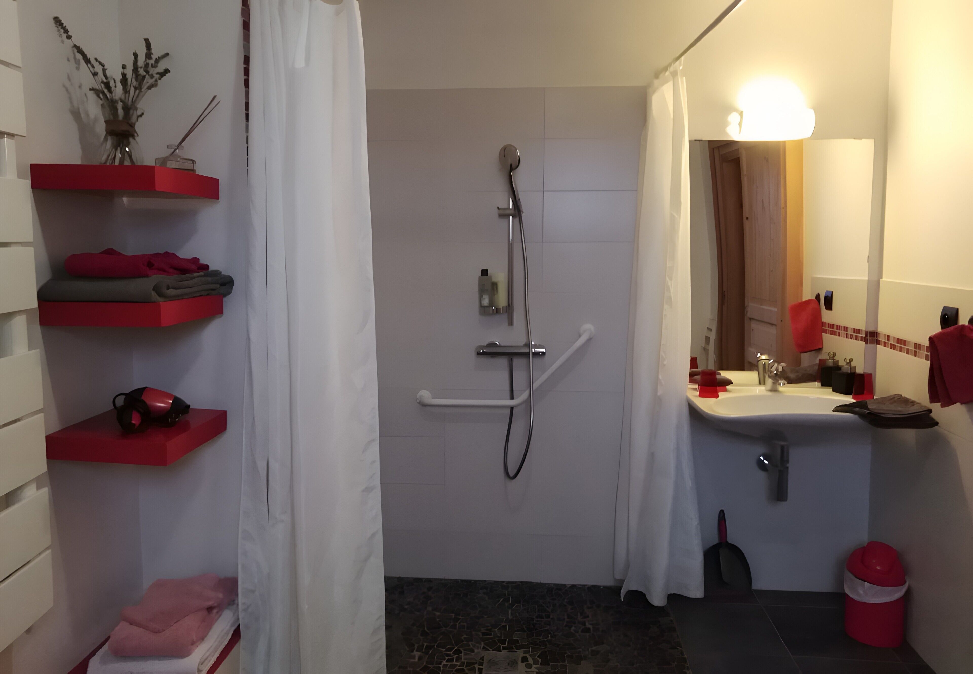 Douche, sèche-cheveux, serviettes fournies