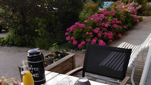 An outdoor dining table with various food items and a coffee maker. - Bed and Breakfast 'Chambre Paladru' with Mountain View, Shared Pool and Wi-Fi (Charancieu)