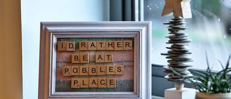 A framed message board with the text 'I rather beat at pibbles place' and a wooden star decoration.