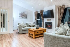 Chalet | Living room | Fireplace - Premium Meadow Lodge in Errol (Perth)