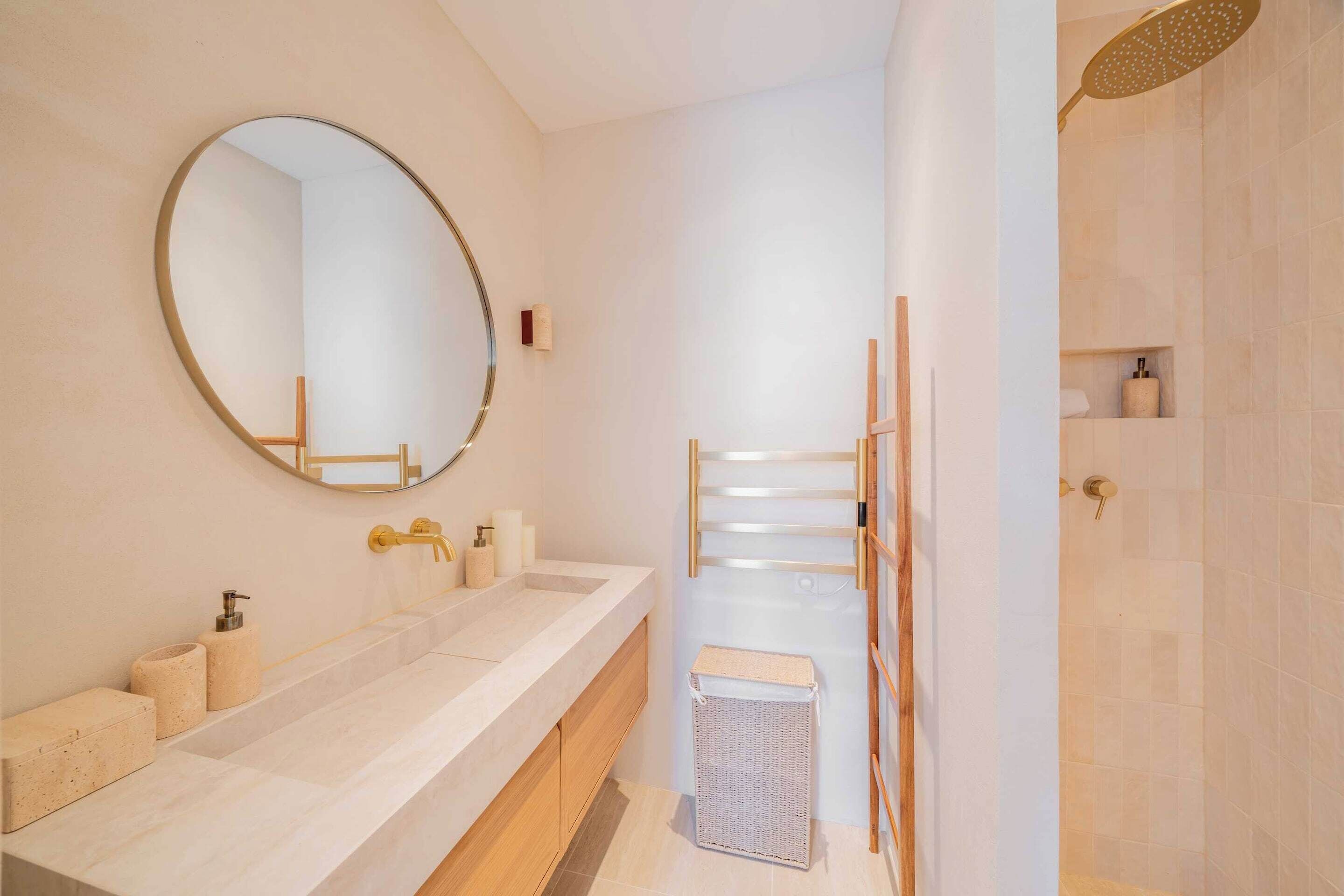 Departamento | Baño | Secadora de cabello, toallas, shampoo 
