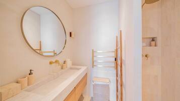 Departamento | Baño | Secadora de cabello, toallas, shampoo