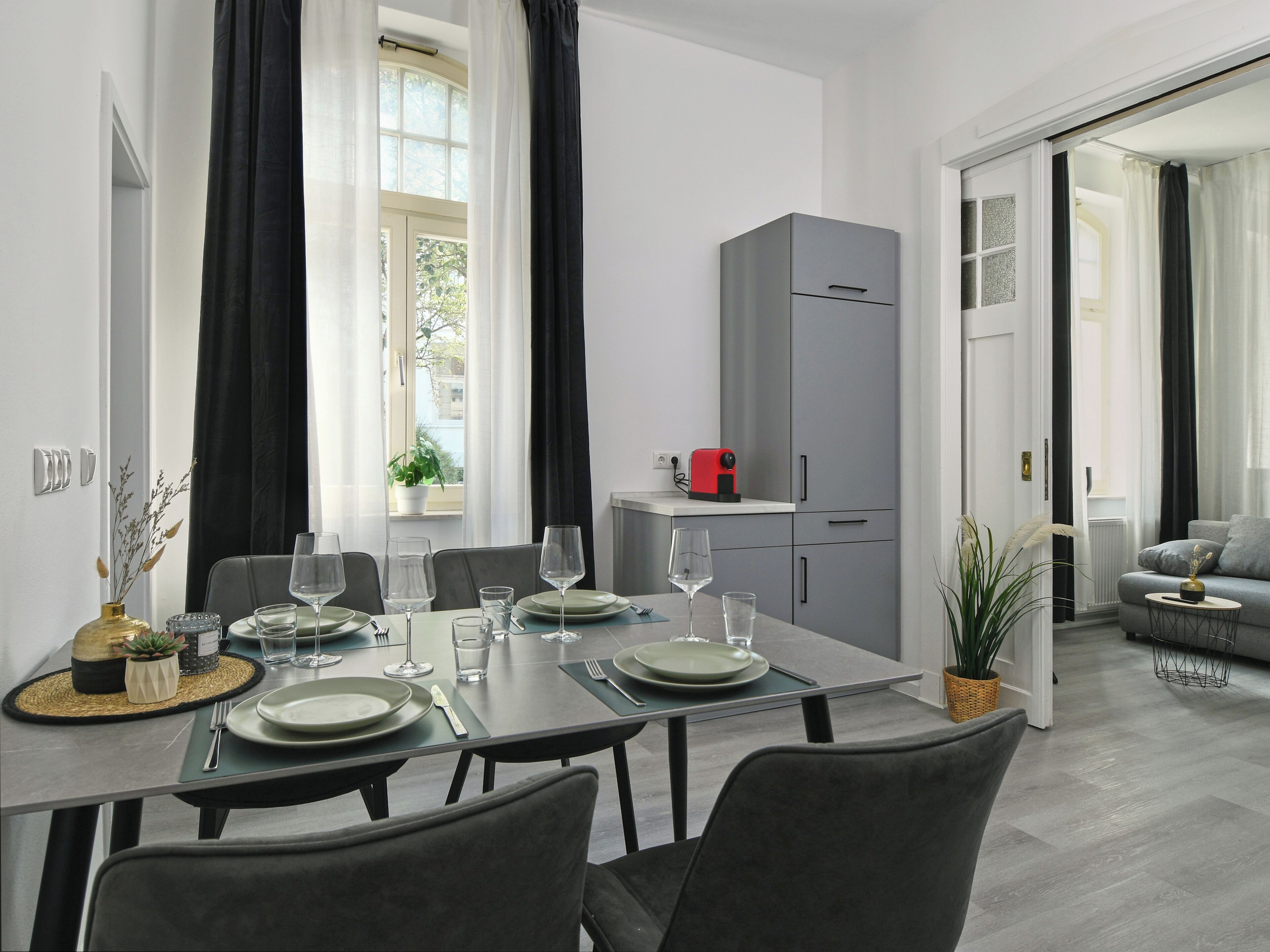 Deluxe Apartment - HomeME 10 | Tempat makan