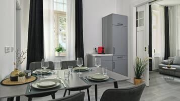 Deluxe Apartment - HomeME 10 | Tempat makan