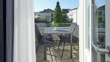Family Apartment - HomeME 13 | Tempat makan outdoor