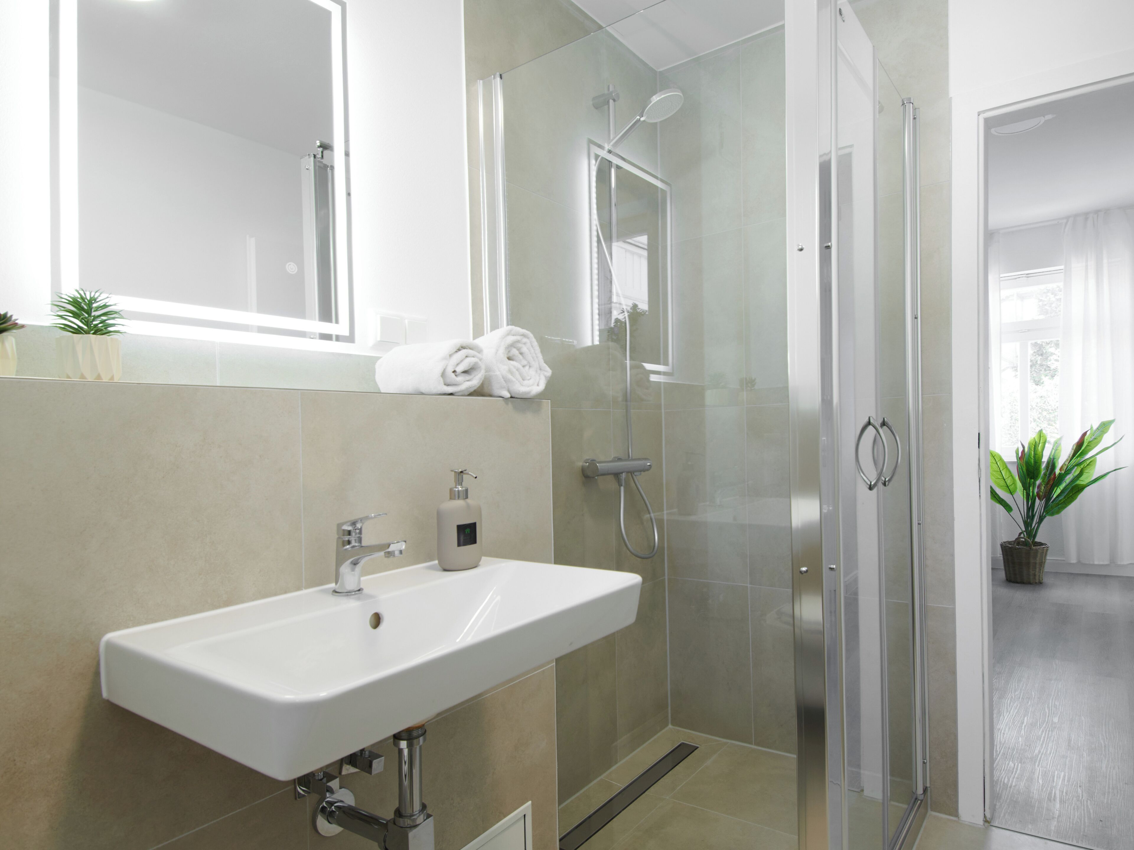 Comfort Apartment - HomeME 12 | Kamar mandi | Shower, pengering rambut, handuk, dan sabun