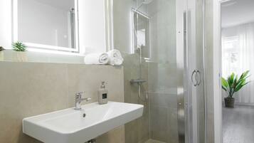Comfort Apartment - HomeME 12 | Kamar mandi | Shower, pengering rambut, handuk, dan sabun
