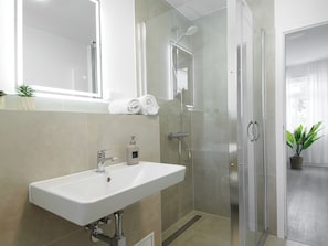 Comfort Apartment - HomeME 12 | Phòng tắm | Buồng tắm vòi sen, máy sấy tóc, khăn tắm, xà phòng 