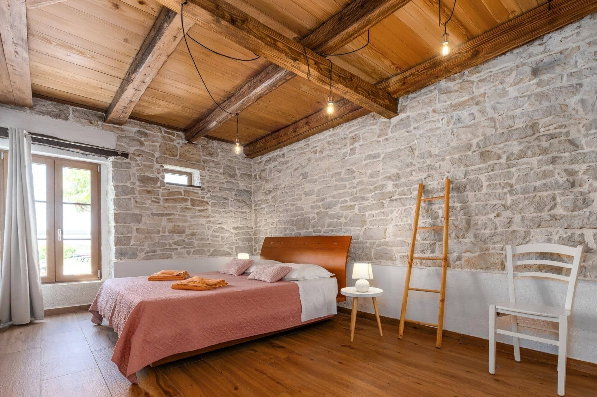Tabla de planchar con plancha, wifi gratis y ropa de cama 