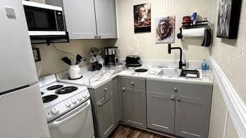 Coffee/tea maker, fridge, microwave, oven