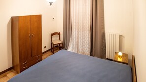 Una scrivania, ferro/asse da stiro, Wi-Fi, lenzuola