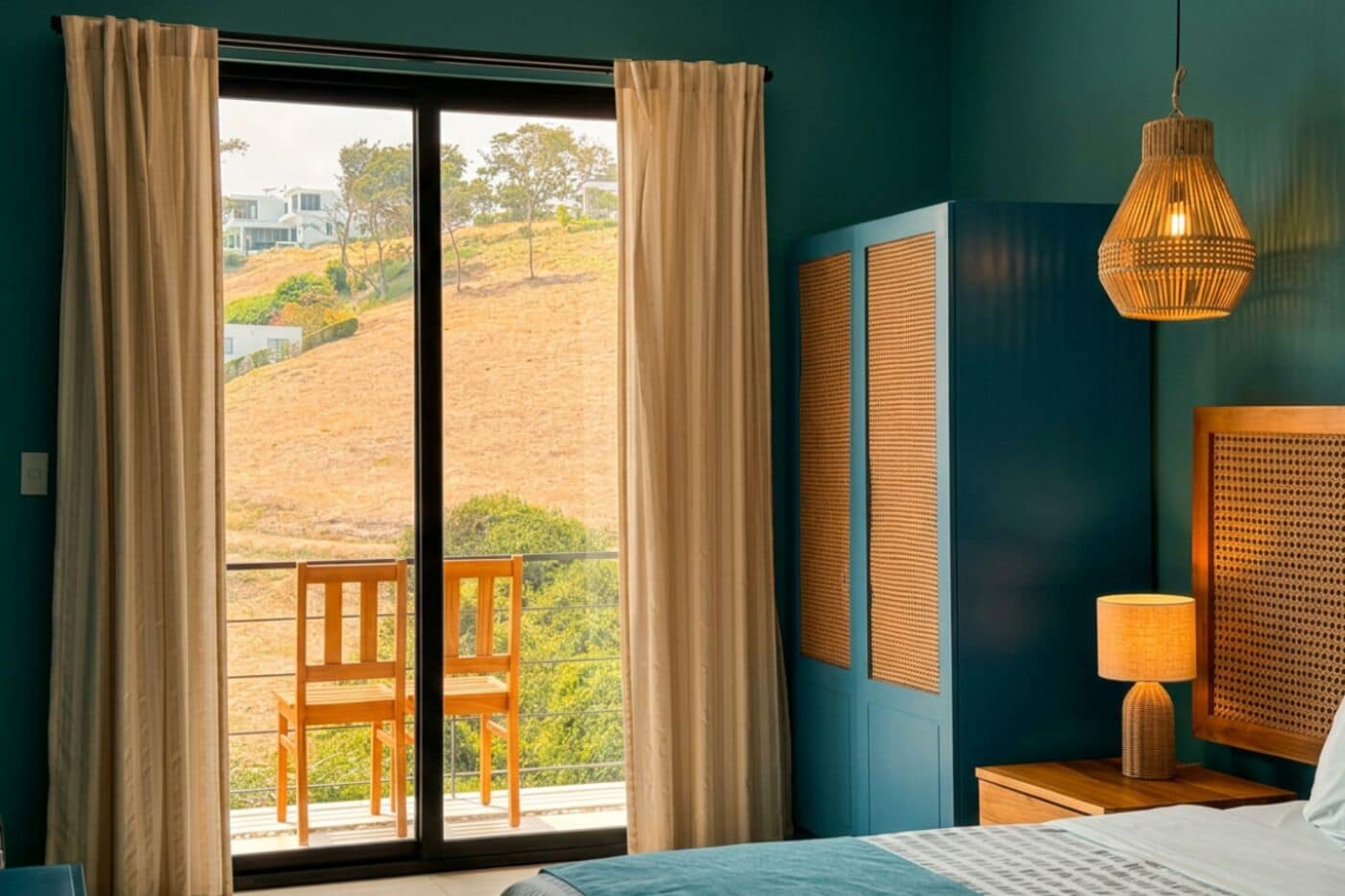 Habitación superior, balcón, vista al mar | Tabla de planchar con plancha, wifi gratis y ropa de cama 
