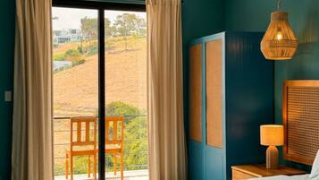 Habitación superior, balcón, vista al mar | Tabla de planchar con plancha, wifi gratis y ropa de cama