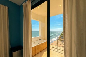 Suite Deluxe, balcon, vue mer | Salle de bain | Douche, sèche-cheveux, serviettes fournies, savon