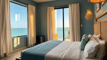 Suite Deluks, balkon, pemandangan laut | Setrika/meja setrika, Wi-Fi gratis, dan seprai linen