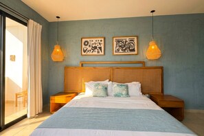 Suite Deluxe, balcón, vista al mar | Tabla de planchar con plancha, wifi gratis y ropa de cama