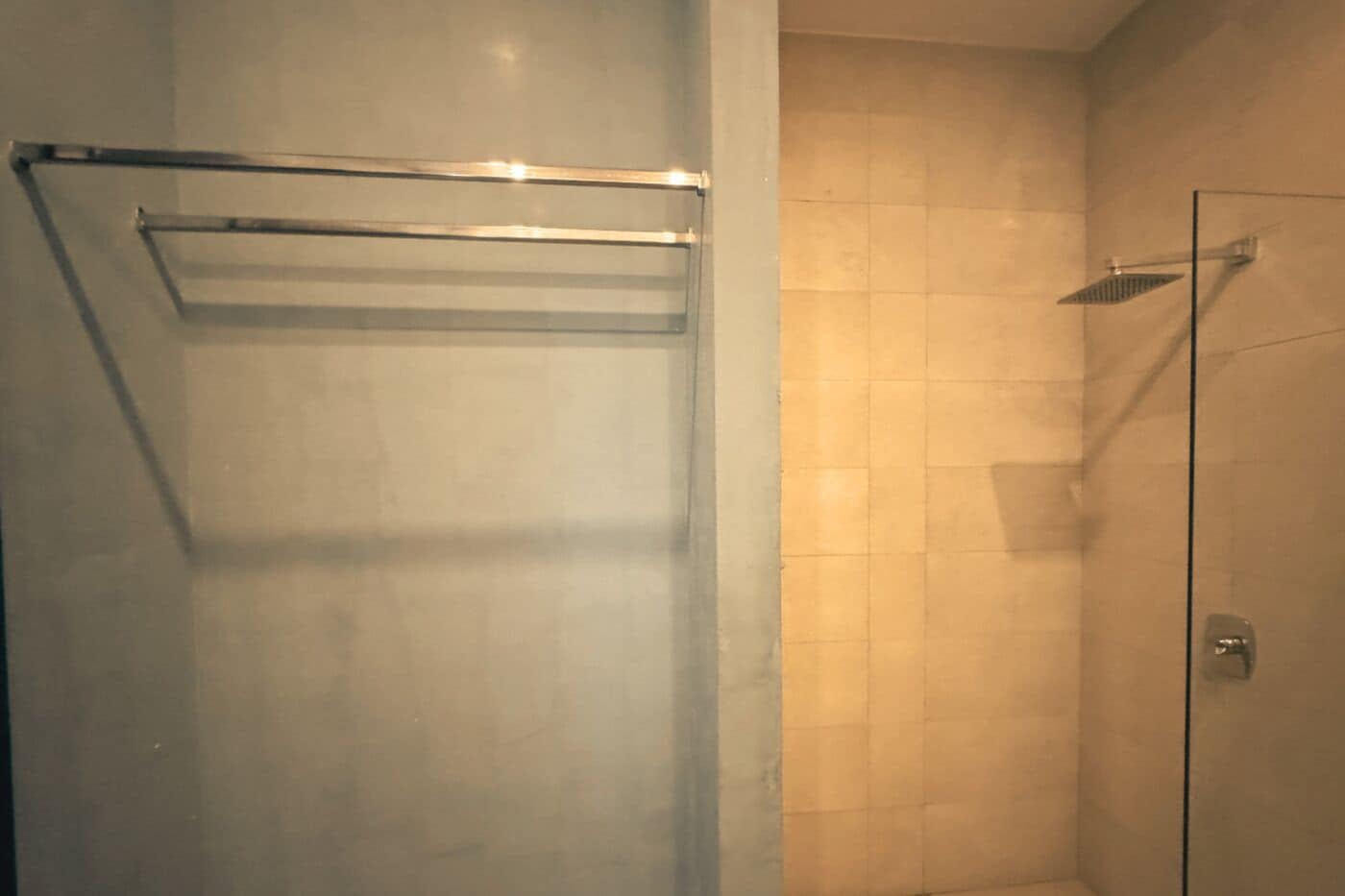 Habitación superior, balcón, vista al mar | Baño | Regadera, secadora de cabello, toallas, jabón 