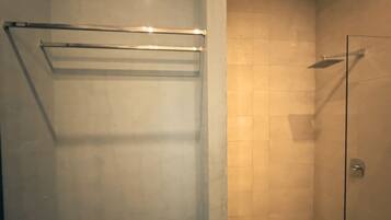 Habitación superior, balcón, vista al mar | Baño | Regadera, secadora de cabello, toallas, jabón