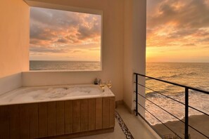 Deluxe Suite, Balcony, Sea View | Outdoor spa tub - Jama Campay Hotel by Otium (Jama)