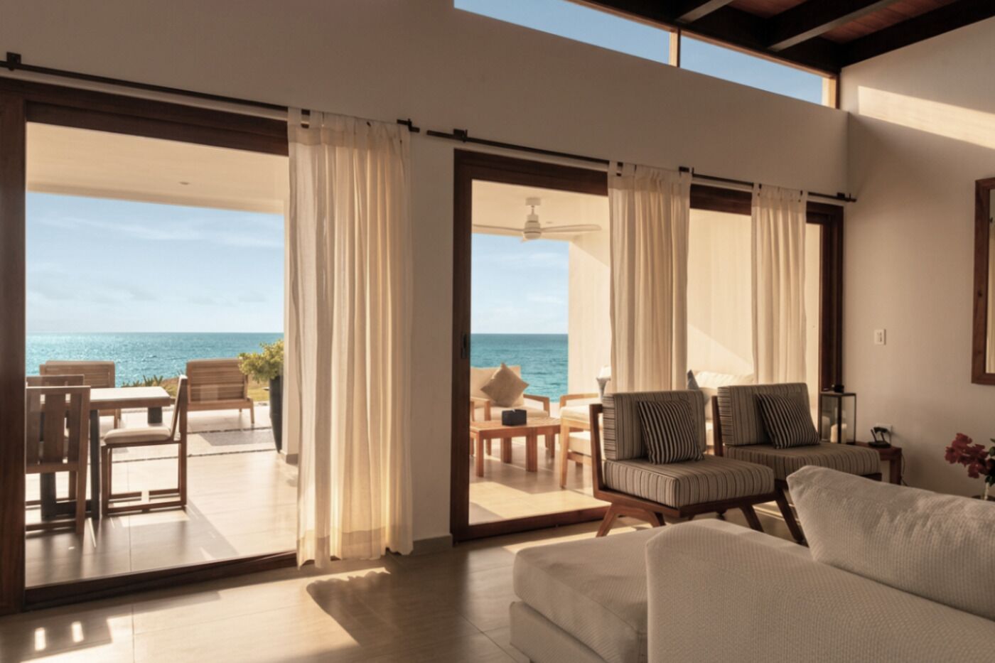 Villa, alberca privada, vista al mar | Área de sala de estar | Televisión de pantalla plana de 32 pulgadas con canales digitales 
