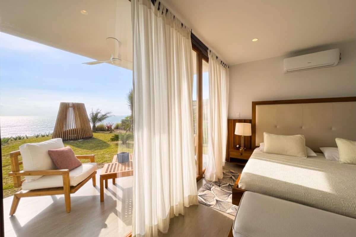 Villa, piscine privée, vue sur la mer | Fer et planche à repasser, accès au Wi-Fi (inclus), literie fournie