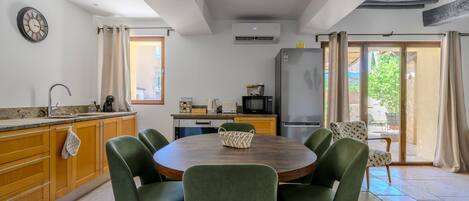 Coffee/tea maker, fridge, microwave, oven