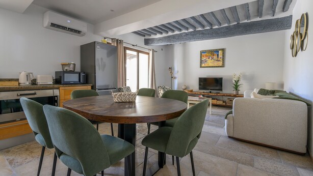 Un espacio habitable moderno con comedor, cocina y zona de estar.