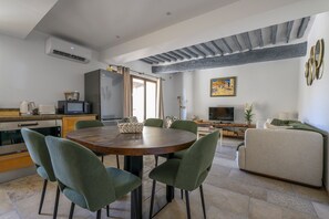 Un espacio habitable moderno con comedor, cocina y zona de estar.