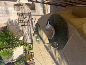 Outdoor dining - Holiday Home 'Les Gîtes De Nanou' with Wi-Fi and Air Conditioning (Lioux)