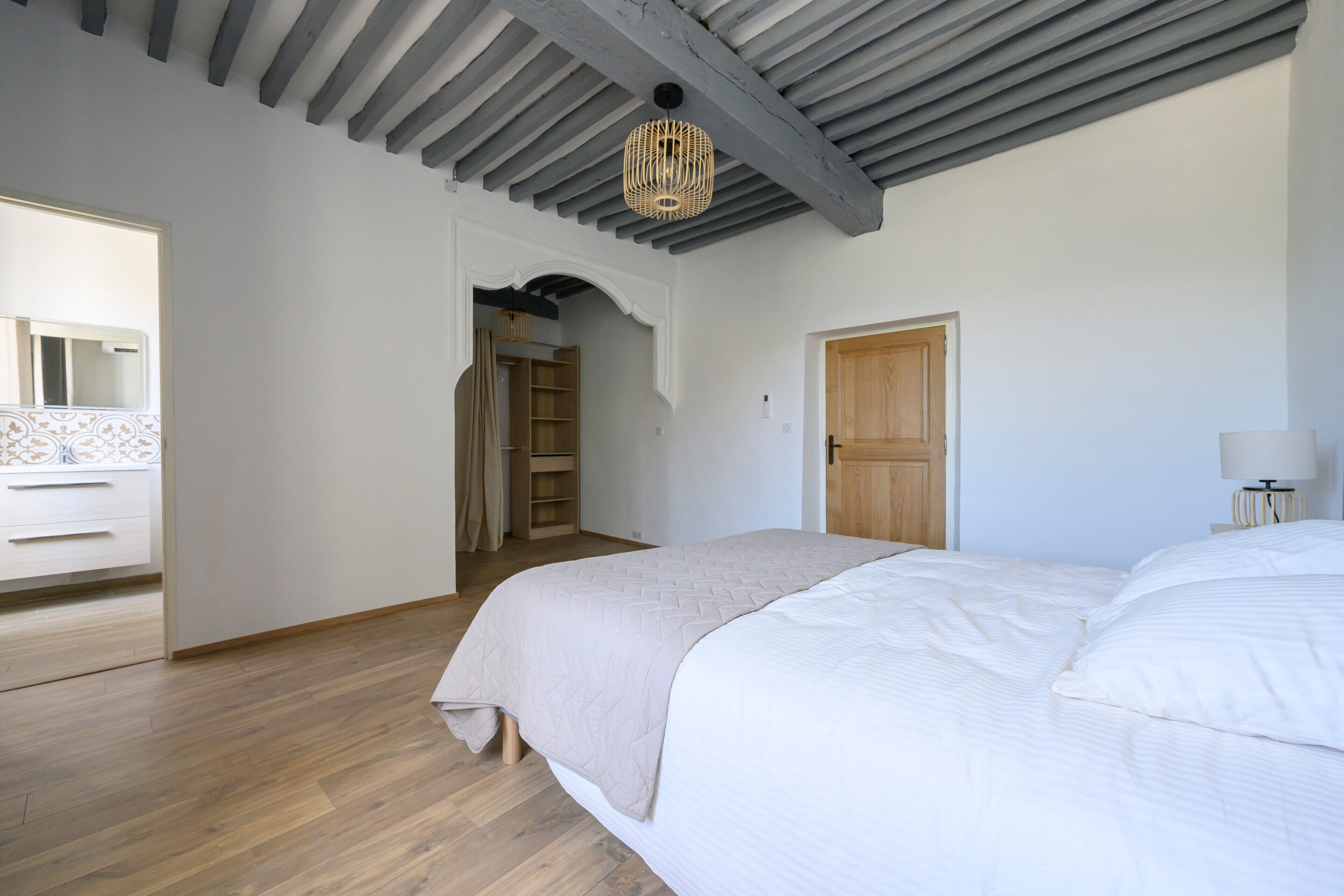 3 habitaciones, tabla de planchar con plancha, wifi y ropa de cama 