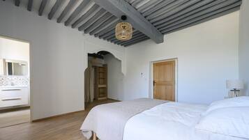 3 habitaciones, tabla de planchar con plancha, wifi y ropa de cama
