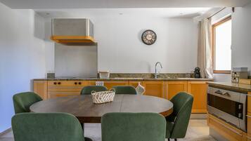 Wasserkocher mit Kaffee-/Teezubehör, Kühlschrank, Mikrowelle, Ofen