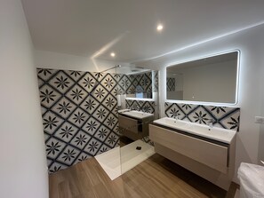 Bathroom - Holiday Home 'Les Gîtes De Nanou' with Wi-Fi and Air Conditioning (Lioux)