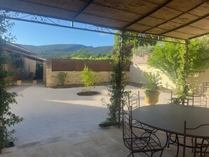Outdoor dining - Holiday Home 'Les Gîtes De Nanou' with Wi-Fi and Air Conditioning (Lioux)