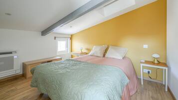 3 habitaciones, tabla de planchar con plancha, wifi y ropa de cama