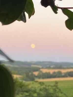 A landscape with a clear sky and a visible moon. - Enchanting 1-bedroom castle in Vic-Fezensac welcomes you to stay (Vic-Fezensac)