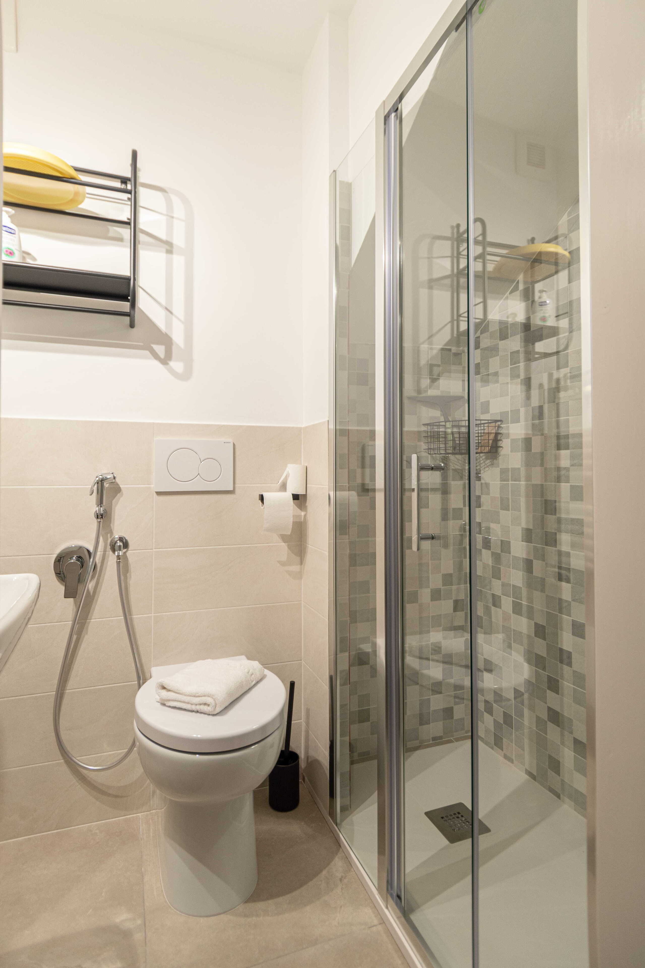 Quarto triplo conforto, vista para a cidade | Banheiro | Chuveiro, secador de cabelo, toalhas de banho, sabonete