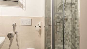 Quarto triplo conforto, vista para a cidade | Banheiro | Chuveiro, secador de cabelo, toalhas de banho, sabonete