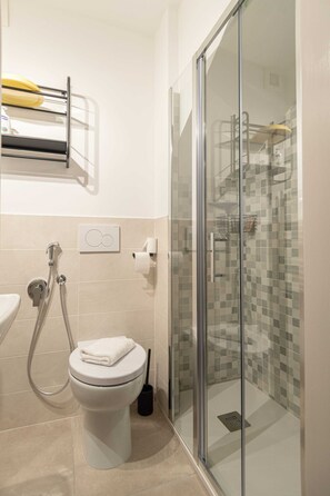 Quarto triplo conforto, vista para a cidade | Banheiro | Chuveiro, secador de cabelo, toalhas de banho, sabonete