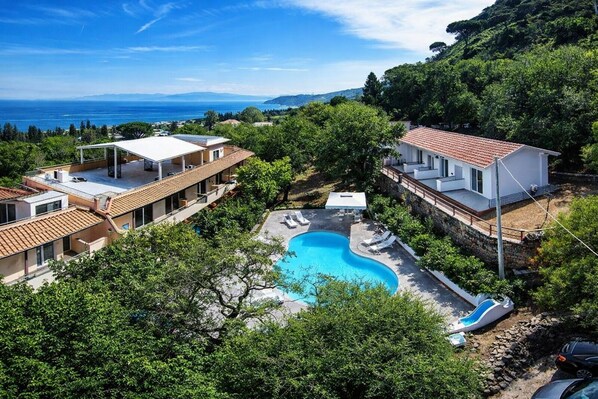 A residential property with a swimming pool, multiple balconies, and a view of the sea. - Hotiday Tropea Parghelia (Parghelia)