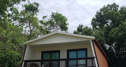 River Chalet 2 bedroom 2 bath, hot tub and cool tub, just 3 min to downtown