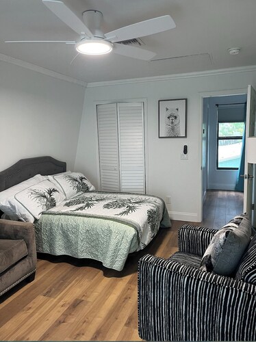 River Chalet 2 bedroom 2 bath, hot tub and cool tub, just 3 min to downtown