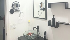 Shower, hair dryer, bidet, towels