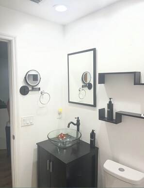 Regadera, secadora de cabello, bidet, toallas 