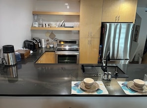 Cafetera y tetera, refrigerador, microondas y horno 