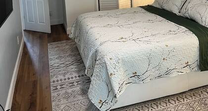 River Chalet 2 bedroom 2 bath, hot tub and cool tub, just 3 min to downtown