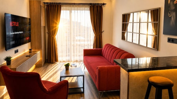 Luxury Room, City View | Living area