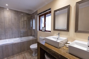 Chambre Double Supérieure, vue fleuve | Salle de bain | Sèche-cheveux, serviettes fournies, savon, shampoing